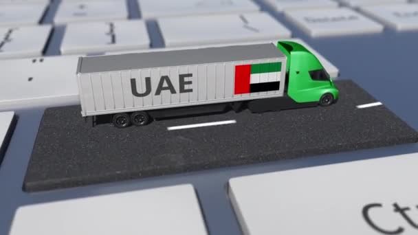 Vrachtwagen met vlag van de VAE beweegt op de toetsenbord toets. Uitvoer- of invoergerelateerde lussen 3d-animatie — Stockvideo