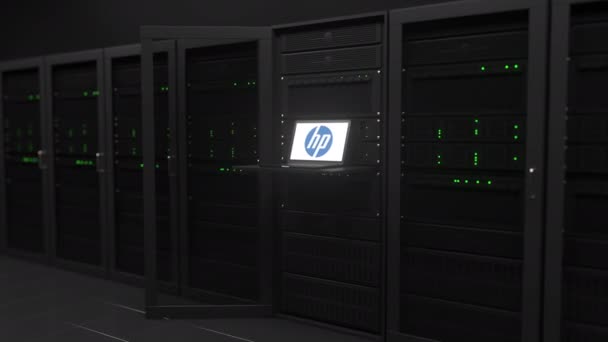 Ноутбук с логотипом HP на экране в серверной. Концептуальная редакционная 3D анимация — стоковое видео