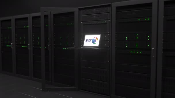 Das Logo der BT GROUP auf dem Bildschirm in einem modernen Serverraum. Konzeptionelle redaktionelle 3D-Animation — Stockvideo