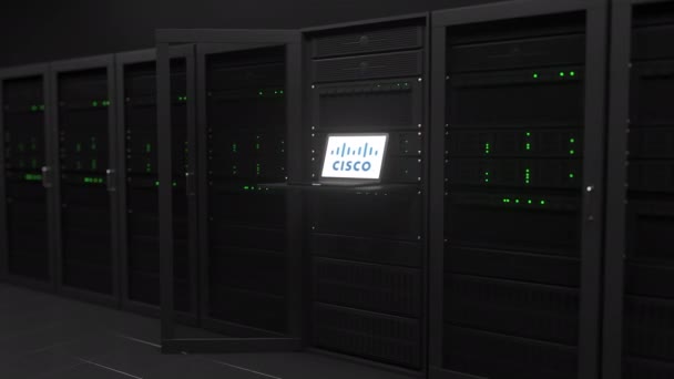 Φορητός υπολογιστής με το λογότυπο της CISCO στην οθόνη σε ένα δωμάτιο διακομιστή. Εννοιολογική έκδοση 3d animation — Αρχείο Βίντεο