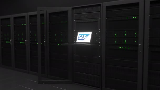 Laptop con il logo di SAP sullo schermo in una stanza server. Concettuale editoriale animazione 3d — Video Stock