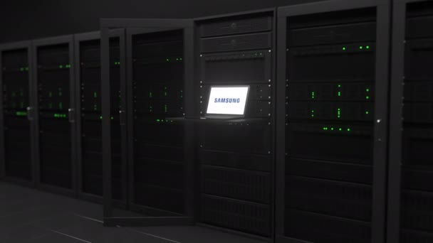 現代的なサーバールームの画面上のサムスンロゴ。コンセプチュアル・エディトリアル3Dアニメーション — ストック動画