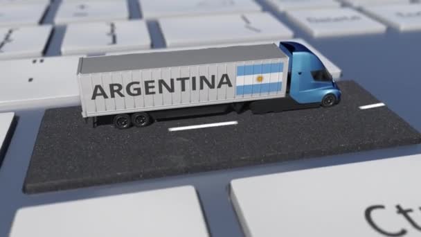 Vrachtwagen met vlag van Argentinië beweegt op de toetsenbord toets. Uitvoer- of invoergerelateerde lussen 3d-animatie — Stockvideo