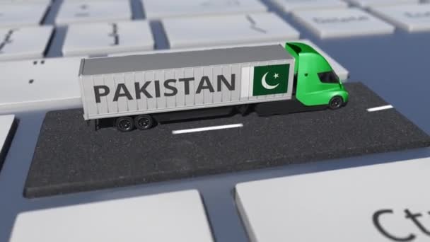 Vrachtwagen met vlag van Pakistan beweegt op de toetsenbord sleutel. Uitvoer- of invoergerelateerde lussen 3d-animatie — Stockvideo