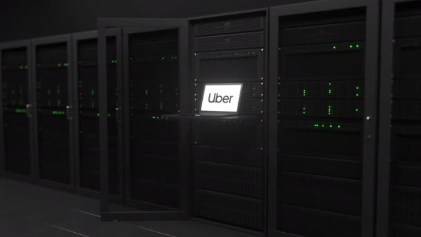 Ordenador portátil con el logotipo de UBER en la pantalla de una sala de servidores. Editorial conceptual animación 3d — Vídeo de stock