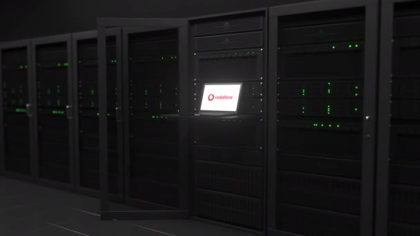 Logo VODAFONE na obrazovce v moderní serverové místnosti. Koncepční redakční 3D animace — Stock video