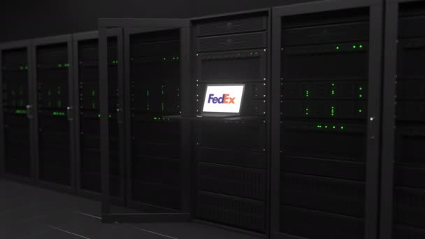 Ноутбук с логотипом FEDEX на экране в серверной. Концептуальная редакционная 3D анимация — стоковое видео