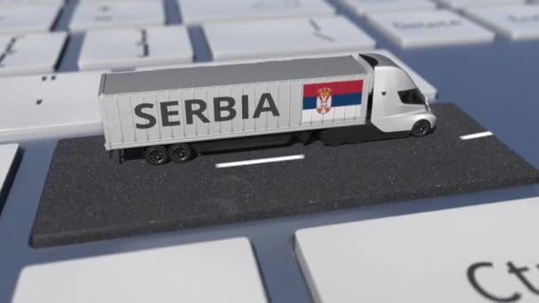 Bandera de Serbia en movimiento de camiones y teclado de la computadora. Envío internacional relacionado looping 3d animación — Vídeo de stock
