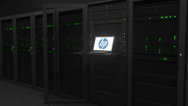 HP 로고가 달린 노트북을 서버 실의 스크린에 올려 놓았습니다. 개념적 인 편집 3d 렌더링 — 스톡 사진