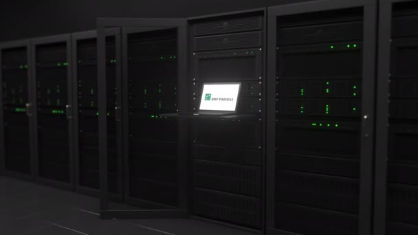 Logotipo de BNP PARIBAS en la pantalla de una moderna sala de servidores. Editorial conceptual animación 3d — Vídeos de Stock