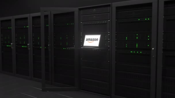 Laptop met het logo van AMAZON op het scherm in een serverruimte. Conceptuele redactionele 3D-animatie — Stockvideo