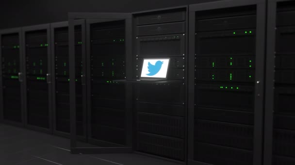 Logotipo TWITTER en la pantalla en una moderna sala de servidores. Editorial conceptual animación 3d — Vídeo de stock