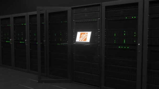 Ordenador portátil con el logotipo de THE HOME DEPOT en la pantalla de una sala de servidores. Editorial conceptual animación 3d — Vídeos de Stock