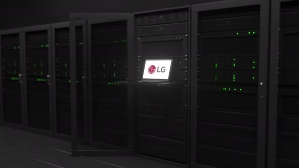 현대 서버 룸의 스크린에 있는 LG 로고입니다. 사전 편집 3d 애니메이션 — 비디오