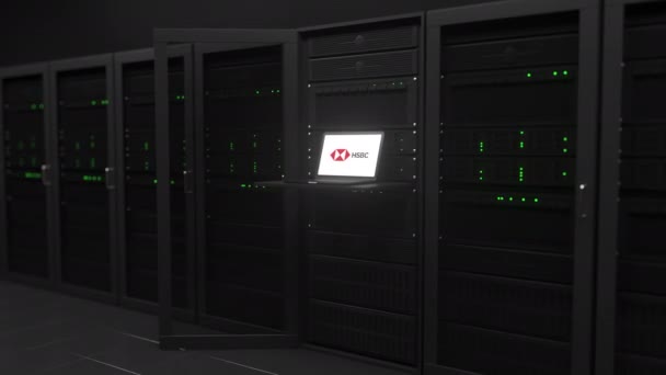 HSBC 로고는 현대 서버 룸의 스크린에 있다. 사전 편집 3d 애니메이션 — 비디오
