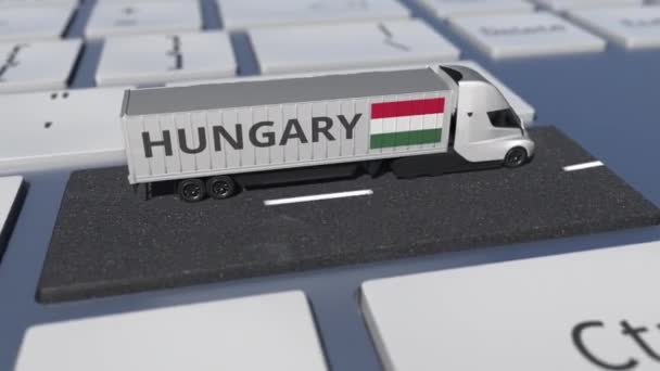 Флаг Венгрии на движущемся грузовике и компьютерной клавиатуре. Цикл 3D анимации, связанный с международным судоходством — стоковое видео