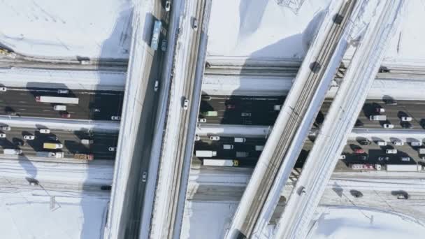 Pandangan udara atas-bawah tentang persimpangan jalan yang sibuk dan kemacetan lalu lintas pada hari musim dingin yang cerah — Stok Video