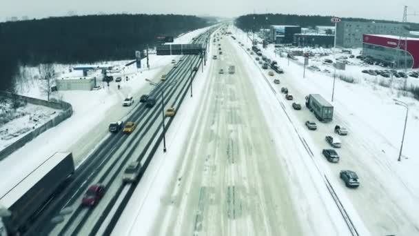 MOSCOW, RUSSIEN-RUARI 14, 2021. Flygfoto över den snötäckta Moskva Ring Road och Kia återförsäljare — Stockvideo