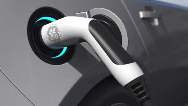 전기 자동차 플러그에 GENERAL ELECTRIC 로고를 장착. 개념적 인 3d 애니메이션 편집 — 비디오