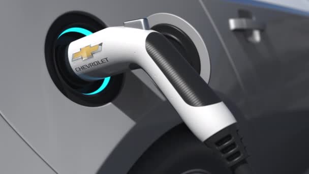 Ladestecker für Elektroautos mit CHEVROLET-Logo drauf. Redaktionelle konzeptionelle 3D-Animation — Stockvideo