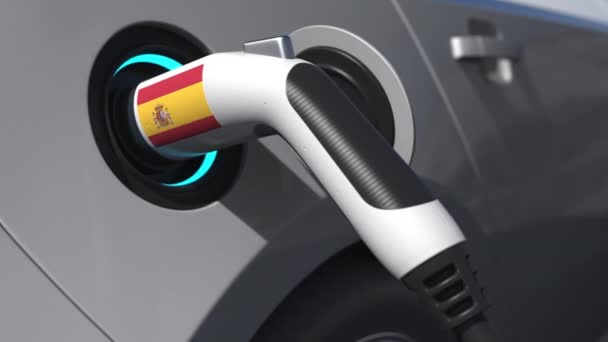 Laadplug in een elektrische auto met vlag van Spanje. Conceptuele 3D-animatie — Stockvideo