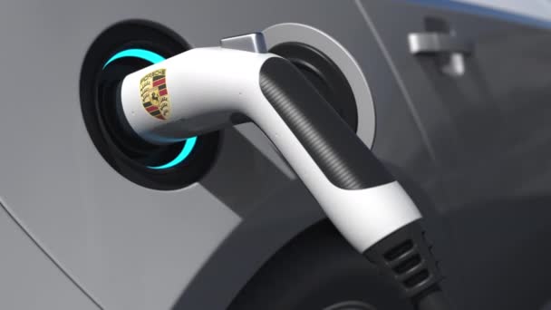 Üzerinde PORSCHE logosu olan elektrikli araba fişi şarj ediliyor. Editörel kavramsal 3d animasyonu — Stok video