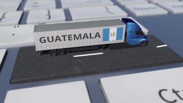 Vlajka Guatemala na pohybující se kamion a počítačové klávesnice. Mezinárodní expedice související smyčka 3D animace — Stock video