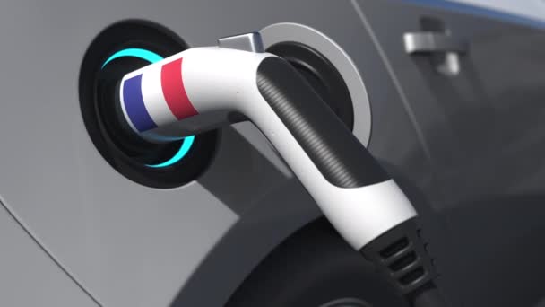 Sluit een moderne elektrische auto met vlag van Frankrijk. Conceptuele 3D-animatie — Stockvideo