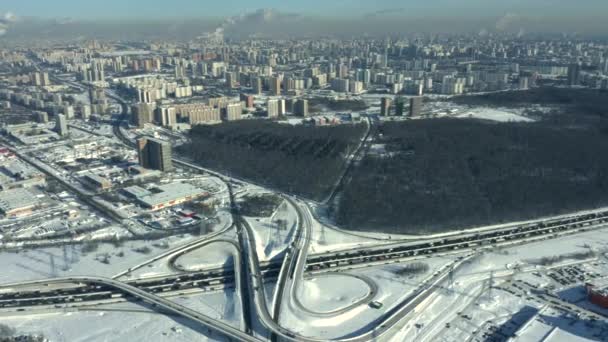 Foto aérea del paisaje urbano de Moscú en un frío y soleado día de invierno, Rusia — Vídeo de stock