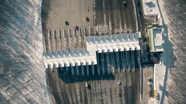 Foto aérea de una gran plaza de peaje en una carretera de peaje en invierno — Vídeos de Stock