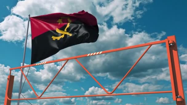 Ruční houpačka silniční bariéra a vlajka Angoly. Animace 3D související s omezenou položkou — Stock video
