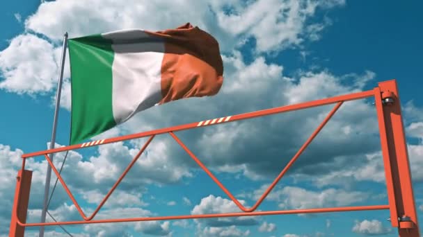 Ручной маятник дорожного барьера и флага Ирландии. Трехмерная анимация с ограниченным доступом — стоковое видео
