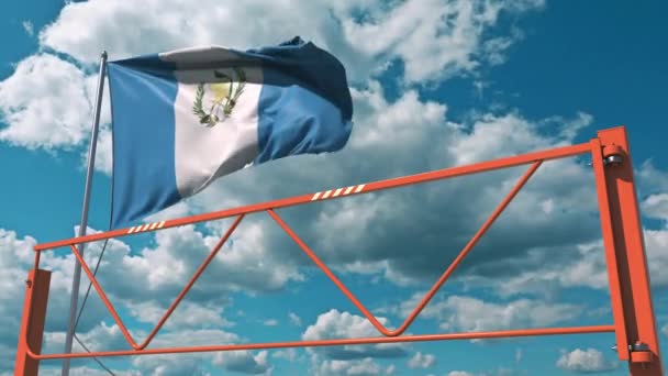 Vlag van Guatemala en slagarm barrière. Invoerverbod conceptuele 3D-animatie — Stockvideo