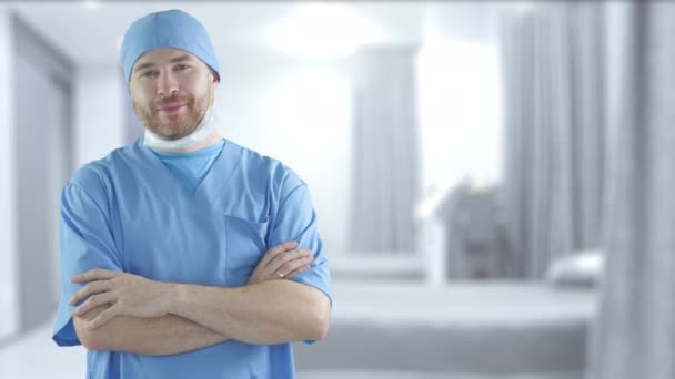 Mužský chirurg v modrém lékařském obleku na ošetřovně. — Stock video