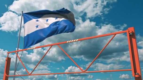 Межовий дорожній бар'єр і прапор Гондурасу, заборона в'їзду пов'язана з 3d анімацією — стокове відео