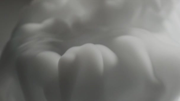 Studená mlha ze skla se suchým ledem nebo mraženým oxidem uhličitým, zpomalený záběr — Stock video