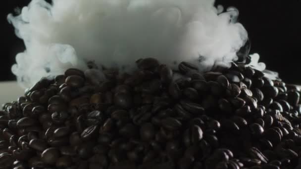 由烘烤咖啡豆制成的喷发火山，概念慢动作射击 — 图库视频影像