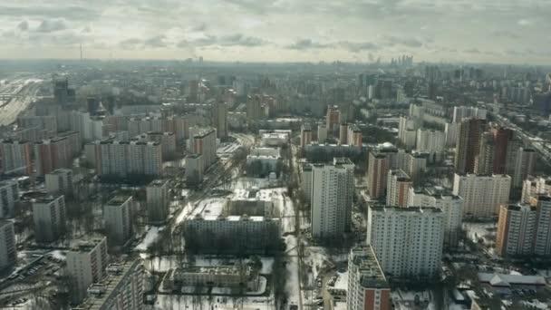 Vista aérea desde el distrito residencial de Khovrino en el norte hacia el centro de Moscú, Rusia — Vídeos de Stock