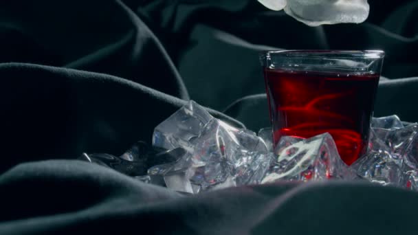 Медленный кадр коктейля с дымящимся сухим льдом — стоковое видео