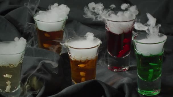 여러 가지 다채 로운 알코올 칵테일 과 연기로 건조 한 얼음을 느린 동작으로 주사함 — 비디오