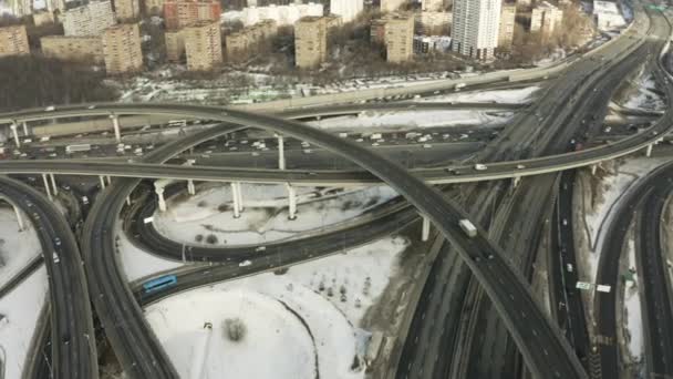 Letecký pohled na hlavní silniční křižovatku a velkou dopravní zácpu v zimě — Stock video