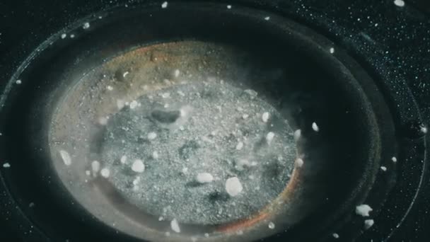 Skok suché kusy ledu na vibrující basový reproduktor, close-up pomalý záběr — Stock video