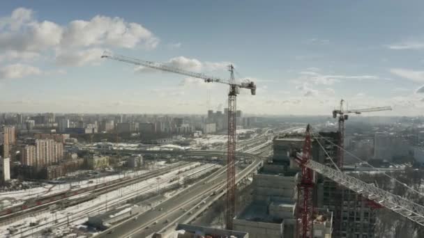 MOSCOU, RUSSIE - 5 MARS 2021. Vue aérienne du chantier de construction de bâtiments résidentiels modernes dans la partie nord de Moscou — Video