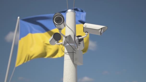 Buiten beveiligingscamera 's op de paal bij de vlag van Oekraïne. Looping 3d animatie — Stockvideo