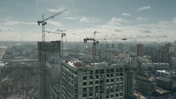 Μόσχα, Ρωσία - 5 Μαρτίου 2021. - Ναι. Κτίριο κατασκευής των σύγχρονων κτιρίων κατοικιών στο βόρειο τμήμα της Μόσχας, κεραία άποψη οροφής — Αρχείο Βίντεο