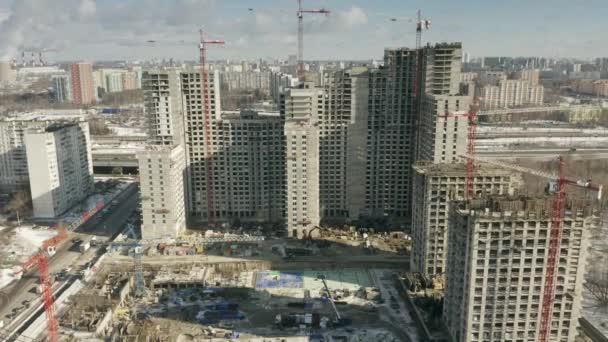 MOSCOU, RUSSIE - 5 MARS 2021. Vue aérienne de nombreuses grues à tour sur le chantier d'un complexe résidentiel moderne — Video