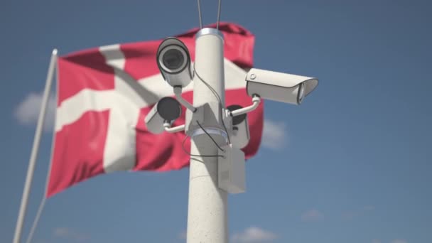 Acenando bandeira da Dinamarca e as câmeras de segurança no poste. Looping animação 3d — Vídeo de Stock