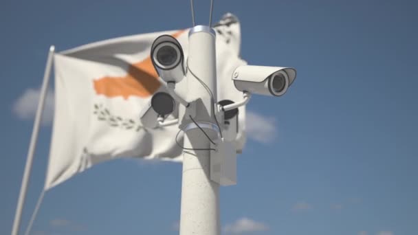Наружные камеры наблюдения на шесте возле флага Кипра. Цикл 3D анимации — стоковое видео