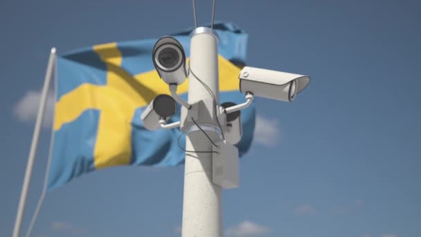 Viftar Sveriges flagga och övervakningskamerorna på stolpen på stolpen. Looping av 3D-animation — Stockvideo