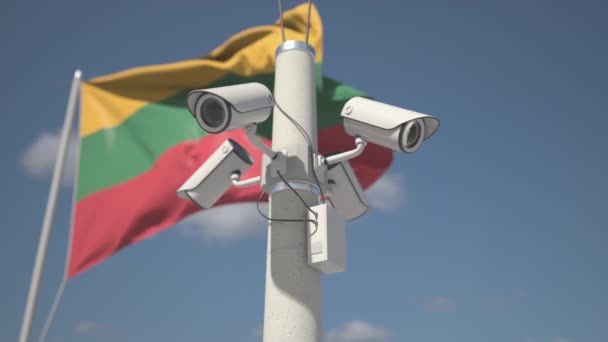 Розмахуючи прапором Литви і камерами безпеки на полюсі. Завантаження 3d анімації — стокове відео